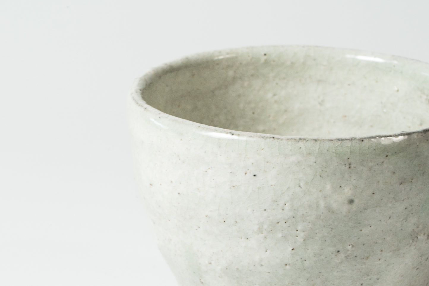 Kumidashi cup Kohiki Haiyu (white slip glaze & ash glaze)