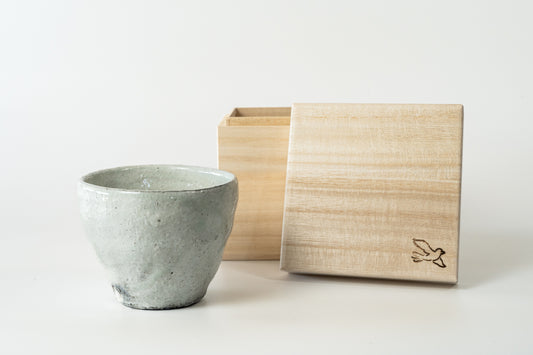 Kumidashi cup Kohiki Haiyu (white slip glaze & ash glaze)