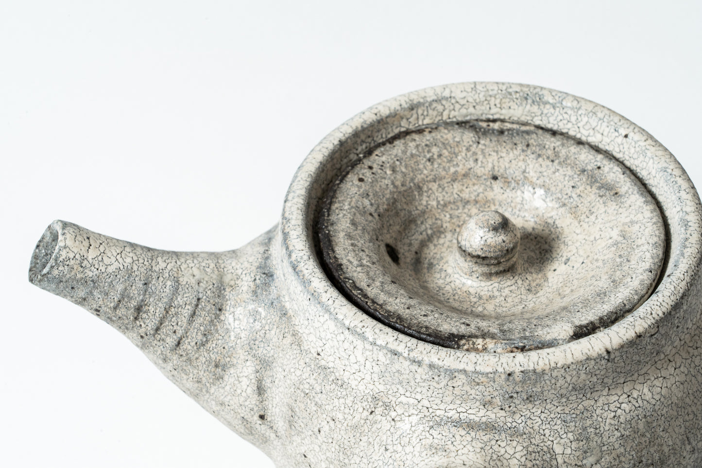 Tall Teapot Kohiki Haiyu (white slip glaze & ash glaze)