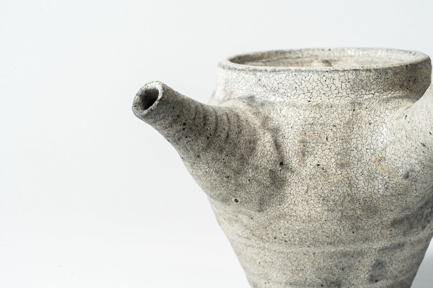 Tall Teapot Kohiki Haiyu (white slip glaze & ash glaze)