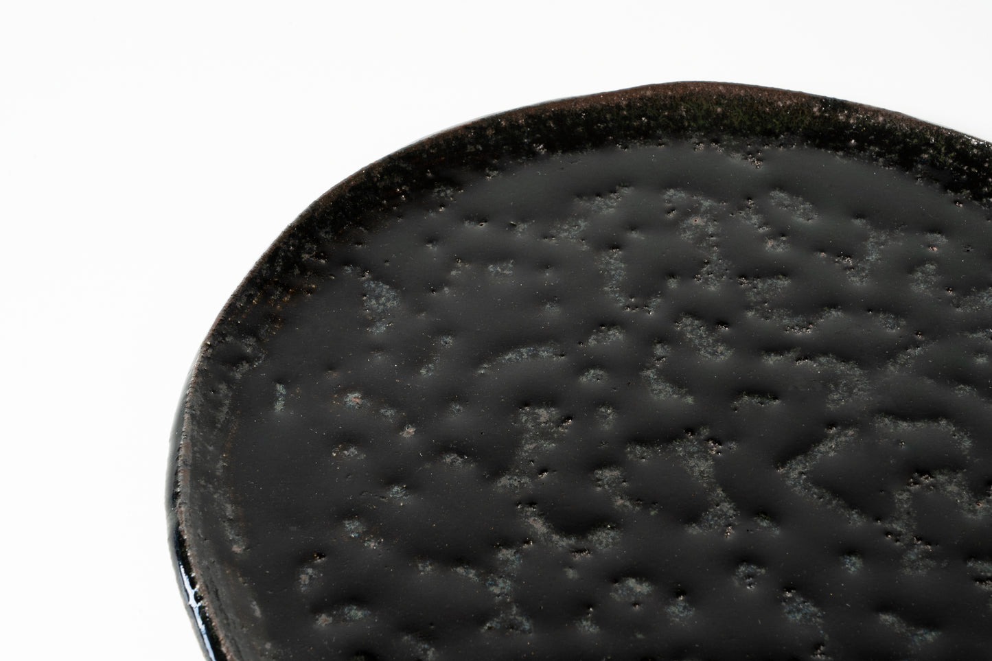 Plate Kuro Haiyu (black ash glaze)