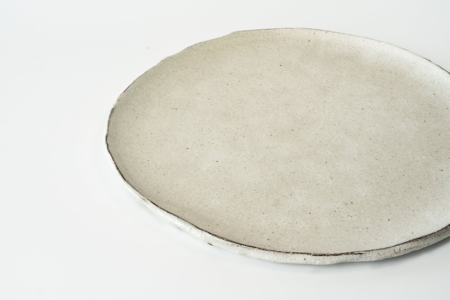 Plate Kohiki (white slip glaze)